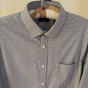 Men’s Untuckit shirt.